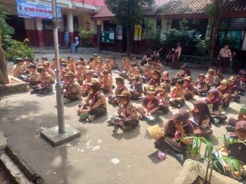 SDN Pengasinan 01 Latih Kedisiplinan Siswa Melalui Pramuka